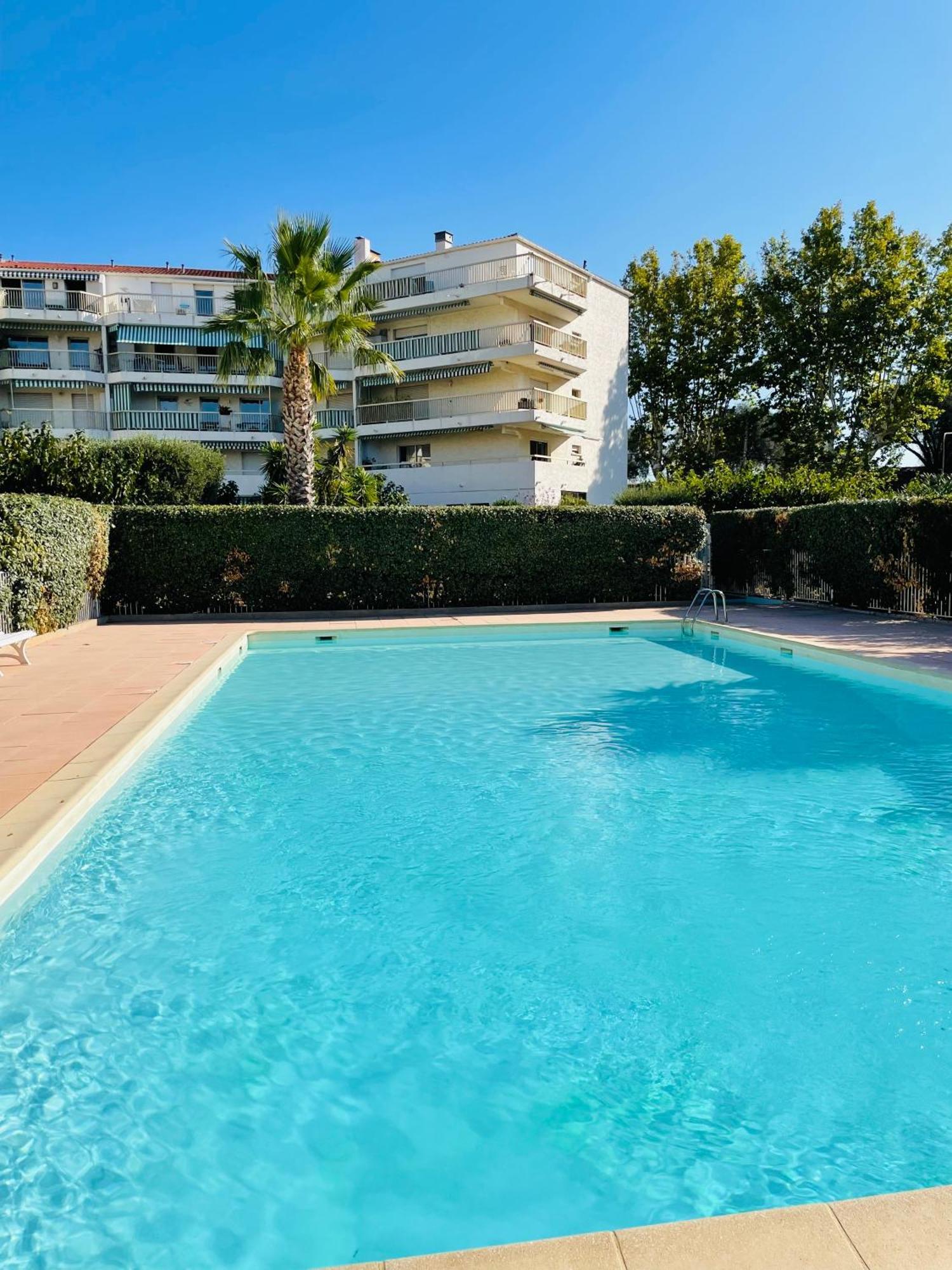De Standing Climatise, Avec Piscine, Proche De La Frejus